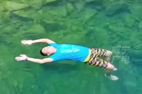 不会游泳的人，不慎落水后怎么办？超详细自救教程讲解如何水里漂浮#防溺水 #救生 