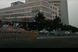 烟台山医院真的要搬走了！ 现在正陆续将一些主要科室，搬往莱山区新院。 在烟台看病，本地人只认烟台山医院和毓璜顶医院 毓璜顶医院老辈儿叫专区医院，烟台山医院叫二院，知道这个叫法的都不年轻了 烟台市烟台山医院始建于1860年，前身是法国天主教施医院。 2009年3月，经中法两国政府批准增加“烟台中法友谊医院”为医院第二名称。 我比较喜欢烟台山，这里不光医疗水平高，环境也好啊！ 面朝大海，心情也会比较舒畅，病情相对也就好的快一些了！视频封面