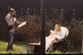 这一幕好温馨！#老人 插着氧气管坐在轮椅上，#朋友 在一旁为他唱歌！#友情 #岁月 @抖音短视频视频封面