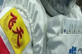 【#解码舱外航天服 ！#飞天战袍外部有这些机关按钮 】（央视新闻）视频封面