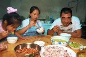 女儿想吃兔子，老公捡了个便宜，桃子姐做一盘蘸水兔，吃得津津有味#美食 #夫妻日常视频封面