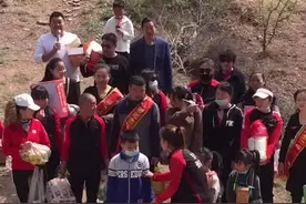 今天大团队去仼村圪针村后寺看望红旗渠修渠人、老兵95岁的张书林老人#林州李俊生 #赵老坡 @红旗渠李俊生视频封面