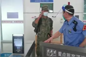 8月1日，江苏连云港站，军官“紧急归队”车站为其打开应急通道，军官敬礼致谢后转身狂奔。视频封面