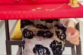跟非遗传承人王胜红老师一起用“盘金绣”龙袍绣法绣红旗，国庆为祖国献上走心的礼物🎁愿祖国山河远阔，国泰民安#老手艺里的新中国 #颜嫣 #非遗   #国庆 #送给祖国的走心礼物视频封面