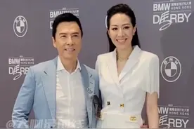 60岁的#甄子丹 携42岁妻子汪诗诗 亮相活动！妻子家是珠宝大亨身家百亿，至今甄子丹每月只有十万零花钱，两人恩爱至今，令人羡慕👍视频封面