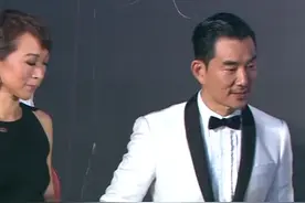 #任贤齐 首次携妻子踏上活动红毯，第一次露面的妻子略显紧张，当年妻子一人打三份工，只为满足男友的音乐梦想，成名后的任贤齐立马与其低调结婚，并且十分宠爱妻子，结婚多年更是从无绯闻，令人羡慕的一对👍视频封面