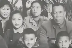 1963年，时任广州军区副司令员梁兴初将军与夫人任桂兰同子女们在广州家中的合影，前排左起：梁滨涛，梁晓源，梁晓东，后排左起：任桂兰，梁立，梁滨江，梁滨海，梁兴初。#老照片 #珍贵影像 #中国军人 #最珍贵的照片 视频封面