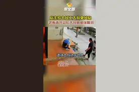 #农民工露宿街头好心店主搬出电风扇 6月14日，湖北黄石，一位农民工大叔在某店铺外躺着休息，店铺老板询问大叔是否需要进入店内休息，但大叔给予了拒绝，随后店铺老板搬出电风扇给大叔使用，老板离开以后大叔偷偷抹眼泪。 视频封面
