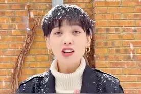 李晓峰在雪地里聊冬天刘恺威送她的糖炒栗子这段，好尬啊，结尾还用了杨幂的《爱的供养》，她好爱她。视频封面