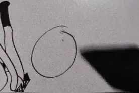 虫子钻进手绘屏，男子画“小胖手”箭头指向虫子，虫子：横眉冷对千夫指视频封面