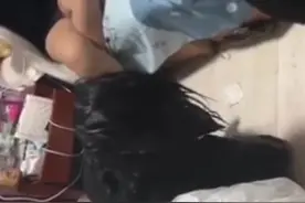 网传一女子遭多人暴力，殴打辱骂、下跪磕头，头上泼饮料。警方回应：相关人员已到案，正调查处理中。视频封面