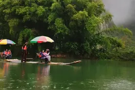 世外桃源在眼前，奇峰高耸沐云烟，不问人间烦心事，乘筏悠游画中行@抖音短视频 视频封面