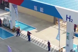 11月18日，全国首座高速加氢站，在青银高速淄博服务区正式亮相启用。中石化山东石油分公司工作人员表示，十四五期间规划在山东区域建成100座加氢站，铺设山东省规模最大的氢气加注网络。视频封面