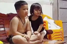 小小暖男反应快！妹妹不慎从沙发摔倒#哥哥抱起妹妹怀中安慰，妈妈称体贴性格随爸爸#暖心视频封面
