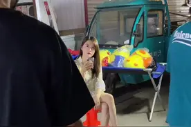 #吊单杠 差点没成功你们是不是觉得吊120秒很容易啊？他这个杠是转动的😂#挑战100秒视频封面