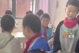 5月30日，云南曲靖。一山区小学迎六一，老师让全班39名同学，自带食材来学校一起吃火锅：大家一起分享，孩子们都很激动说还想吃。视频封面