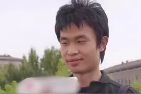 近日，北大“数学大神”韦东奕手提馒头和矿泉水接受采访的视频走红网络。据悉他曾连获两届国际奥数满分金牌视频封面