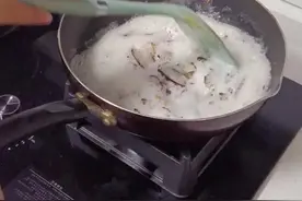 女子在家炒腊肉时，竟炒出一锅泡沫。网友：是加了洗衣粉吗视频封面