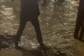 #武汉暴雨 暴雨中依然坚持工作的你们都辛苦啦❤️视频封面