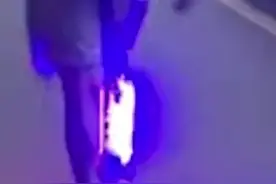 女生带发光假肢上路散步，挥臂跨步一路蹦跳姿势豪横：实在太拽了。网友：就喜欢这样乐观向上的态度。视频封面