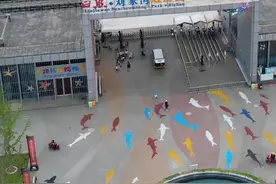 日照刘家湾赶海园位于山东省日照市东港区涛雒镇东部沿海，是国家AAAA级旅游景区被誉为 “亚洲最大金沙滩、中国第一赶海园”，今年免门票了！！！是著名物理学家诺贝尔奖获得者丁肇中博士和国民党元老丁惟汾的故乡。来这里可以体验赶海拾贝、试驾飞机、住渔家屋吃渔家饭体验当地渔家民俗风情。#赶海拾贝 #赶海赶海赶海啦 #日照旅游攻略自驾游 #日照旅游攻略 视频封面