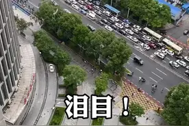 泪奔！袁隆平逝世市民自发送别人群护送灵车齐喊“袁爷爷一路走好！”视频封面