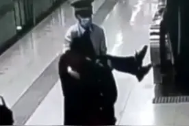 地铁里的“偶像剧”，一女生因低血糖晕倒，乘务员立马奔上前去！#正能量 视频封面