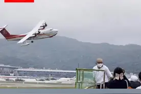 “鲲龙”AG600M首次亮相中国航展，进行12吨投水演示，全面展示新状态全构型AG600M灭火任务系统功能。#2022中国航展 #鲲龙 #珠海航展视频封面