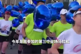 #骨科医生跑全程马拉松一路救治4人，网友：别人在跑马拉松，你在“加班”😂视频封面