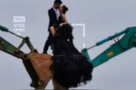 同样是开挖机的，为何人家这么优秀？😂😂#挖掘机 #爱情 #美好加热节 #婚纱照 @抖音短视频视频封面