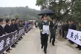 英雄舍身泪相别  南埜大地尽呜咽  山河呜咽，举城同悲！ 赣州英雄朱小华回家了！视频封面