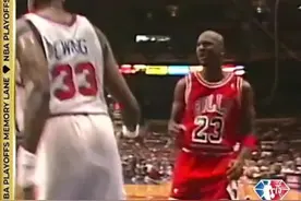 #nba历史上的今天  【乔丹经典回马枪隔扣尤因】1991年5月1日，东部季后赛首轮公牛vs尼克斯G3。在一次进攻中，乔丹持球走左侧底角遭遇约翰-斯塔克斯&奥克利双人夹击，突然一个转身甩开防守，迎着尤因送上一记惊世骇俗的骑人隔扣！本场比赛，公牛最终以103-94击败尼克斯，大比分3-0淘汰对手，乔丹砍下33分3篮板7助攻6抢断。 #季后赛看我的  #nba季后赛   视频封面