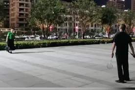 优雅永不过时！大爷打羽毛姿势连贯丝滑，拍摄者：感觉特别优雅视频封面
