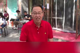 “最稳”心态 家长陪考当天穿珍藏红T恤