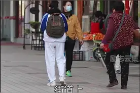 学生放学路上突来例假，暖心路人温情帮助！#暖心 #正能量视频封面
