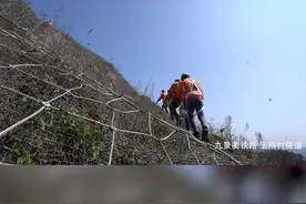 #致敬平凡的坚守 这项工作，恐高的兄弟干不了。搜山扫石，保护列车运行安全！#致敬劳动者视频封面