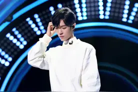 居然连毛衣外套都敢往裤子里塞！这就有点过分了！#肖战 我严重怀疑他在内涵我们小肥虾视频封面
