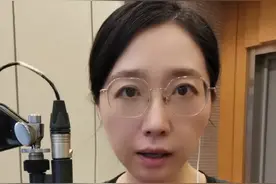 被震区救援的这张照片震撼泪目了！#消防背2岁幼童攀越百米滑坡带 #汶川消防员怀抱泸定婴儿 #新闻姐 @抖音短视频 视频封面