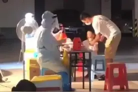 核酸检测现场，一名医护工作者挺着肚子顶着炎热在工作。视频封面