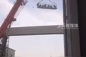 某工地吊车赶上大风作业，7名工人被吊在半空中旋转如陀螺。太危险了！施工#安全生产 是第一位。#工地视频封面