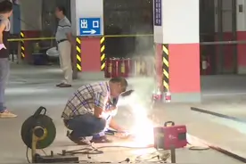 人防车位被焊死，不买车位不能停？视频封面