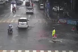 拿去穿！交警雨中赤脚执勤，路过好心人递上暖心雨鞋！视频封面