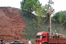 摆了个大乌龙！#喷洒车被质疑为荒山喷绿漆 男子上前询问查看，原来喷的是草籽和营养液#四川dou知道 视频封面