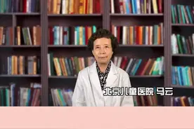天热了很多孩子都会闹着吃冰淇淋，然后吃完了就肚子疼。今天我们聊一聊冰淇淋该怎么吃，以及有哪些注意事项。
