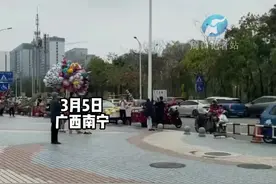 心酸！大叔卖的气球挂路灯上，他徒手爬杆想取回。拍摄者：人安全下来了，气球飞走了 #周口观察 #掏空 #生活不易【来源@也笑 】视频封面