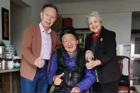 过年了，和太太崔凌霄去里水探望老拍档，拍咗几十年嘅最佳拍档杨老、达哥，其间，大家共同回忆拍档时的往事趣闻，视频封面