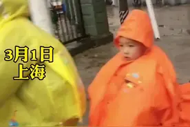 懂事的让人心疼，3月1日，上海，幼儿园大班哥哥骑着笑三轮带着上小班的弟弟回家#感动 #抖音小助手视频封面