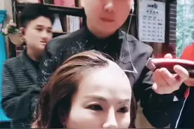 #热门话题 请问有哪一个男生有这么幸福？自己有白发剃光头女朋友既然为了陪他一起，也给自己剃光头，要知道每个女孩子把头发看的比什么都重要，这是下了多大的勇气，爱有多深？？视频封面