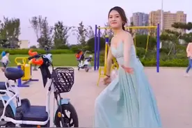 真功夫小师妹她又来炸街了！#这姑娘有女王范！空中一字马，孔雀开屏前空翻。@DOU+小助手 ！🐮🐮视频封面