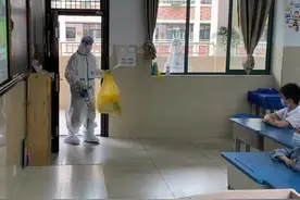 这一幕好暖！孩子们表演手语舞感谢医护人员的守护！#白衣天使辛苦了 #共抗疫情金安在行动视频封面